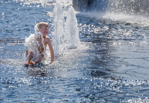 bambino, acqua, fontana, zampilli, gioco, zampillo, spruzzi, gambe, divertimento, istantanea, schiuma, azzurro, braccia, sorriso