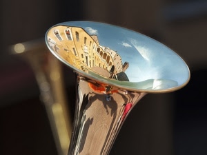 riflesso, ottone, tromba, musica, riflessi, banda, cielo, strumento, finestre, torre, nuvole, nero, cerchio, lucido, sfocato, archi, trombe, piazza, case