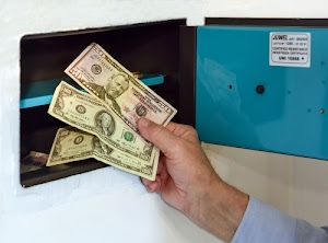 dollari, cassaforte, banconote, mano, tre, azzurro, dita, cinquanta, monete, denaro, soldi, pollice, cento, celeste, sportello, polso, ripiano, mani