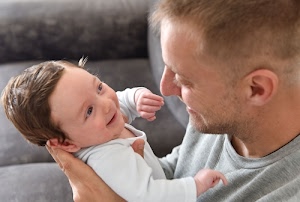 bambino, sorriso, occhi, capelli, mani, naso, padre, figlio, abbraccio, orecchio, uomo, neonato, bianco, papà, sguardi, mano, tenerezza, sorrisi, sentimenti, amore, profilo