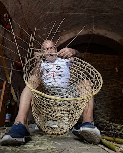 artigiano, mani, scarpe, vimini, nassa, intreccio, uomo, gambe, cesto, sardegna, seduto, arco, lavoro, artigianato, canne, bottiglia, maglietta, grotta, cestaio, piedi, giunco, bambù