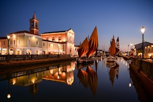barche, chiesa, canale, vele, campanile, luci, lampioni, acqua, riflesso, riflessi, finestre, sera, case, cielo, balaustra, notte, vela, lampione, blu, notturno