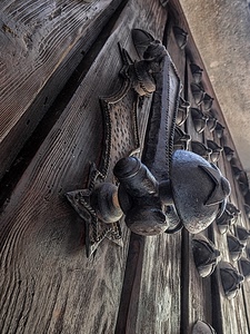 batacchio, legno, ferro, porta, portone, borchie, stelle, battiporta
