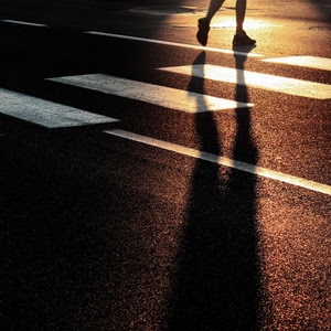 strisce, strada, ombra, pedone, controluce, piedi, bianco, ombre, pedonali, scarpe