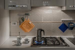 tazzine, cucina, caffettiera, caffè, fornello, gas, fuoco, fiamma, zuccheriera, presine