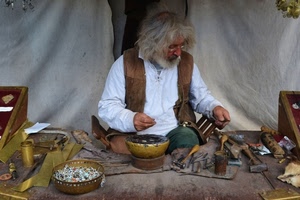 artigiano, artigianato, attrezzi, barba, mani, uomo, tavolo, capelli, gilet, occhiali, bianco