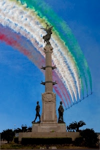 tricolore, statue, aerei, frecce, monumento, verde, bianco, rosso, scie, cielo, colonna, tricolori, italia, obelisco, azzurro, alberi