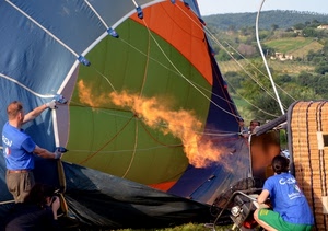 mongolfiera, fuoco, cesta, pallone, persone, fiamma, verde, campagna, fiamme, corde, azzurro, bruciatore, colori, aria, aerostatico, blu, cesto, navicella