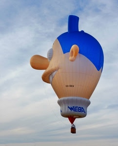 mongolfiera, cielo, naso, nuvole, blu, pupazzo, pallone, volare, volo, bocca, cesto, denti, capelli, faccia, azzurro, cestino, scritta, orecchio