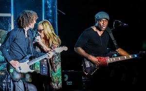 microfono, chitarre, musicisti, cantanti, cantante, capelli, tre, chitarra, cappello, donna, ricci, complesso, chitarristi, chitarrista, gruppo, uomini, trio, bionda, band, musica
