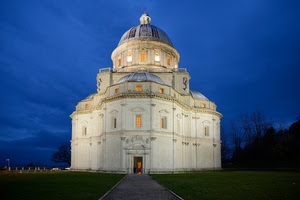 chiesa, cielo, cupola, blu, notte, prato, finestre, notturno, erba, azzurro, viale, luci, alberi, nuvole, bianco, strada, basilica
