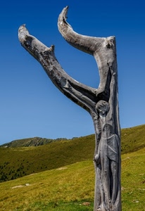 scultura, legno, tronco, cielo, verde, crocifisso, azzurro, montagna, prato, albero, cristo, gesù, secco, erba, incisione
