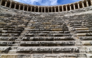 cielo, archi, anfiteatro, teatro, scalinata, colonne, gradini, scale, nuvole, pietra, pietre, prospettiva, colonnato, archeologia