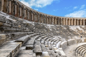 cielo, nuvole, teatro, archi, colonne, gradinate, azzurro, gradini, arena, bianco, scalini, anfiteatro, scale, prospettiva, pietre